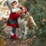 Photo d'enfant avec un chien dans la nature